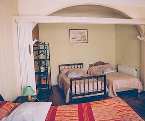 Quarto família | Individualmente decorados, individualmente mobiliados, escrivaninha