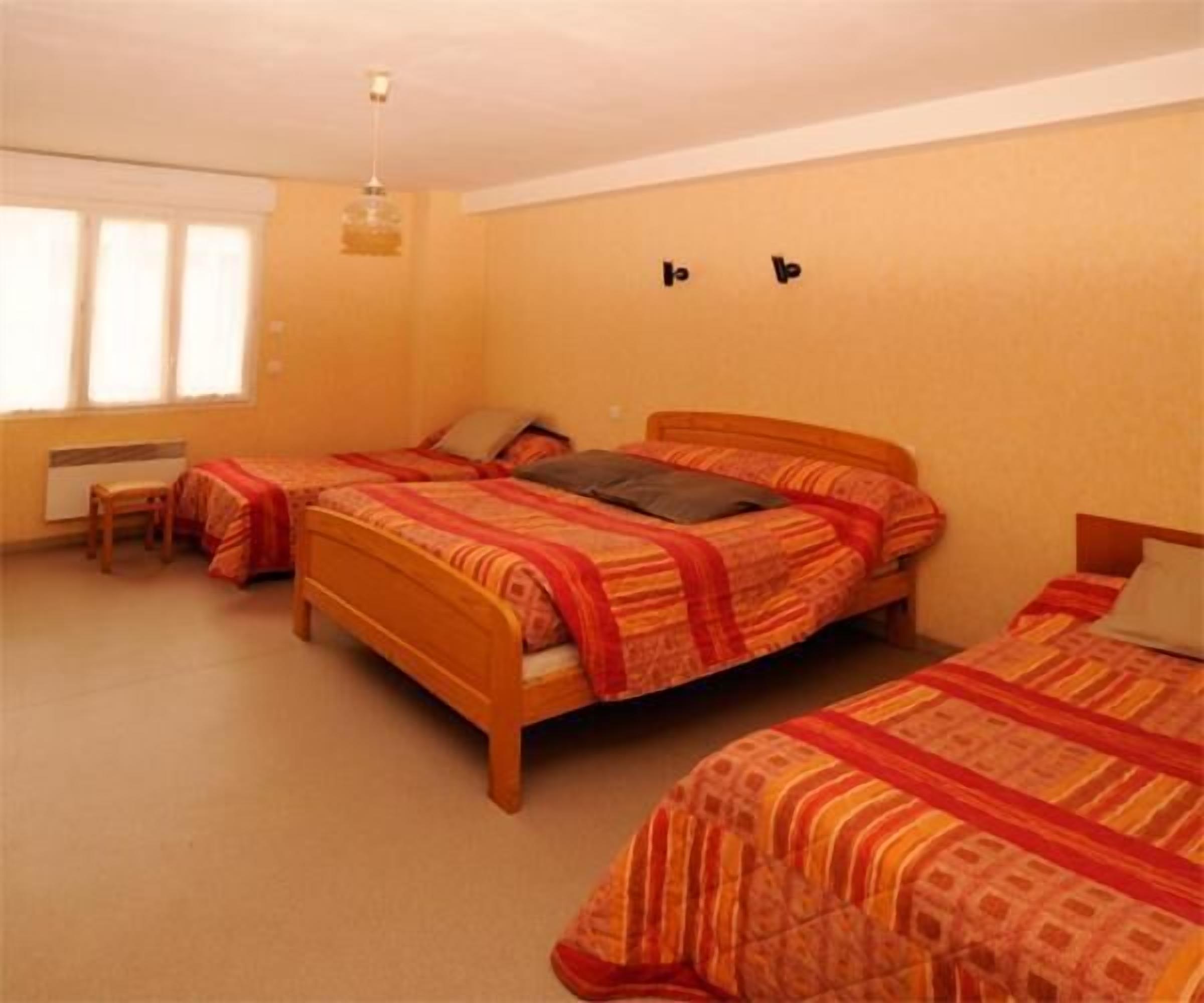 1 bedroom, individually decorated, individually furnished, desk