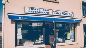 A hotel-bar restaurant named "Chez Maurice" with Gothic branding. - Hotel Restaurant Maurice (Chateauroux)