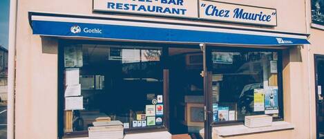 Un hôtel-bar-restaurant appelé « Chez Maurice », dont l’image de marque est d’inspiration gothique.