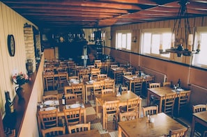 供應早餐、午餐及晚餐
