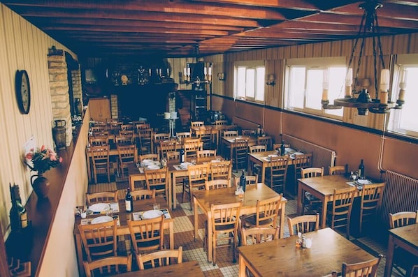 Breakfast, lunch, dinner served; local cuisine