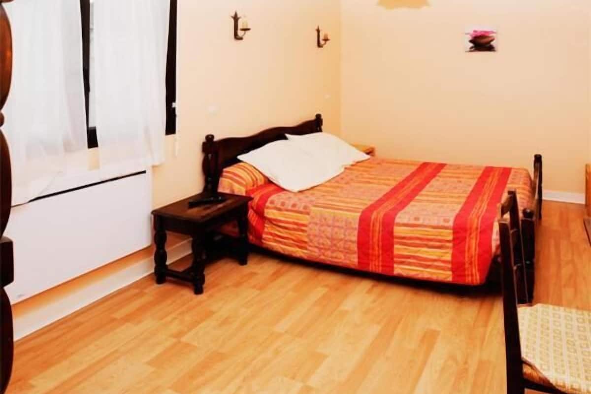 1 bedroom, individually decorated, individually furnished, desk