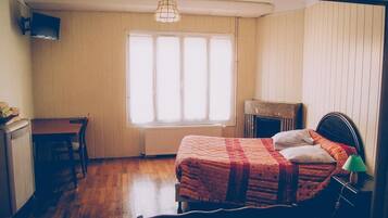 Phòng đôi tiện nghi đơn giản | Trang trí khác biệt, trang bị nội thất với thiết kế riêng biệt, bàn