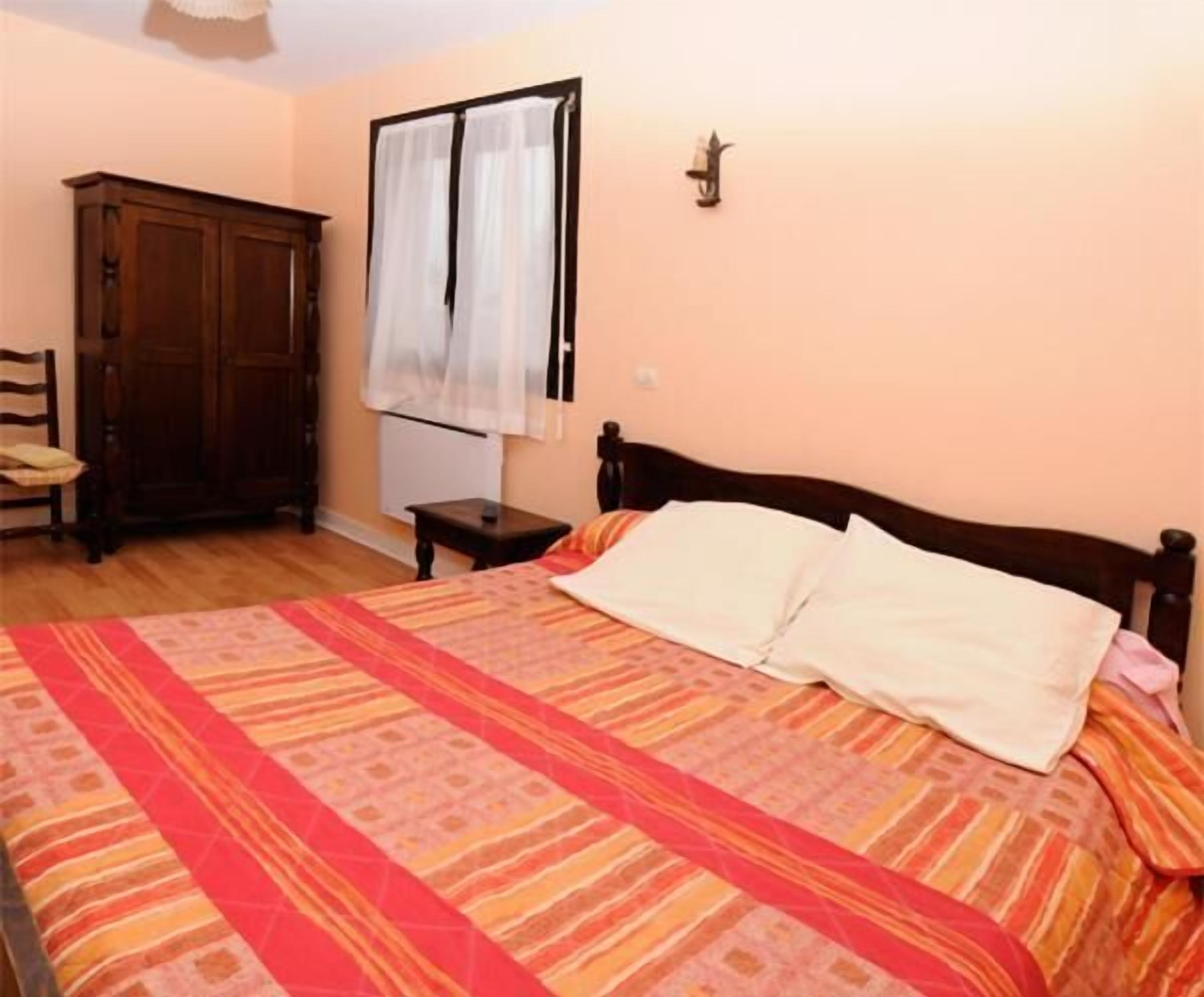 1 bedroom, individually decorated, individually furnished, desk