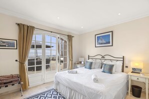 6 slaapkamers, een kluis op de kamer, een strijkplank/strijkijzer, wifi