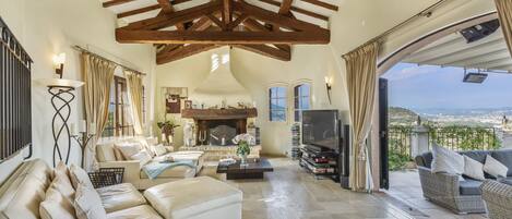 Televisie, een open haard, een dvd-speler en tafelvoetbal