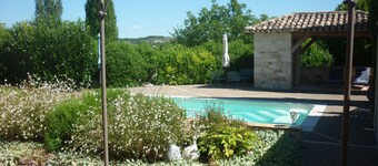 Quercy house sleeps 8, heated pool in season