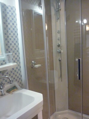 Shower, hair dryer, towels, soap - Quercy house sleeps 8, heated pool in season (Barguelonne en Quercy)