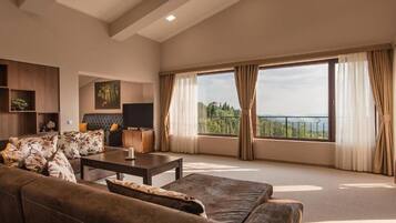 Coin séjour | Télévision LCD de 32 pouces avec chaînes par satellite, télévision