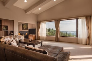 Living area | 32-inch LCD TV with satellite channels, TV - Hotel Villa Magus (Pernik)