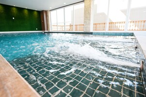 室内游泳池，09:00 至 23:00 开放，日光浴躺椅