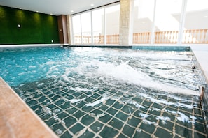 Piscine couverte, accÚs possible de 09 h 00 à 23 h 00, chaises longues