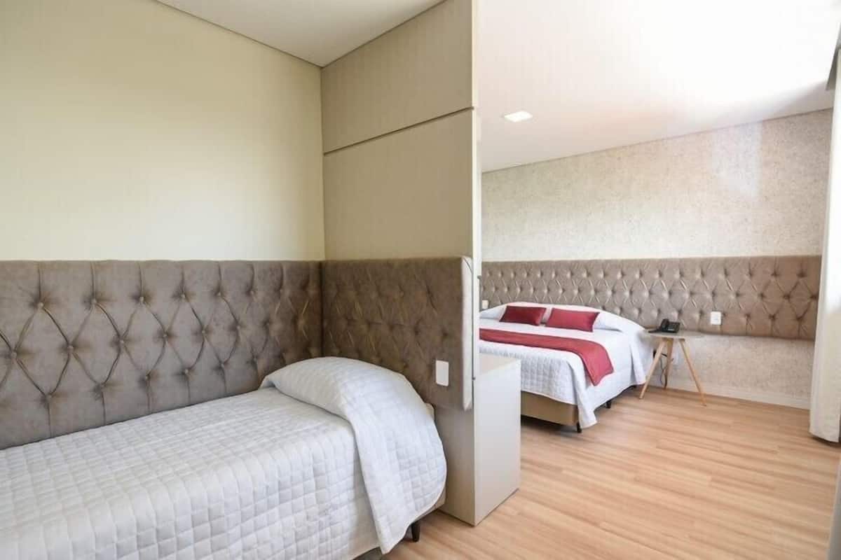 Quarto Standard Triplo | Minibarvarer (inkludert), safe på rommet og skrivebord