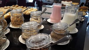 Free daily buffet breakfast  - Hotel Alles Berg (Nova Petropolis)