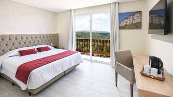 Deluxe Room | Free minibar items, in-room safe, desk, laptop workspace