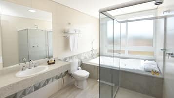 Premium-Zimmer | Badezimmer | Kostenlose Toilettenartikel, Bidet, Handtücher