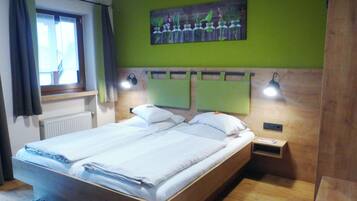 1 dormitorio, ropa de cama hipoalergénica, escritorio y cortinas opacas