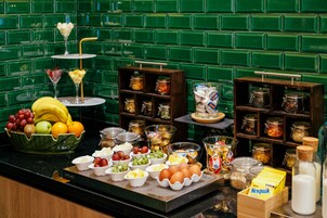 Desayuno buffet diario (EUR 15 por persona)