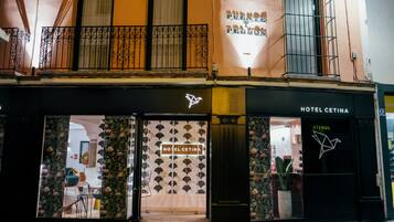 Voorkant accommodatie - avond/nacht