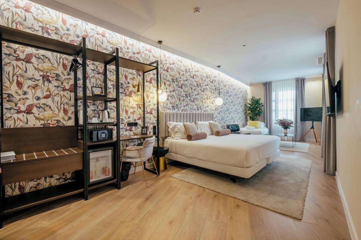 Suite estudio junior | Edredones de plumas, colchones viscoelásticos, minibar y caja fuerte