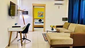 Suite – senior | Oppholdsområde | En 42-tommers smart-TV med Parabol-TV