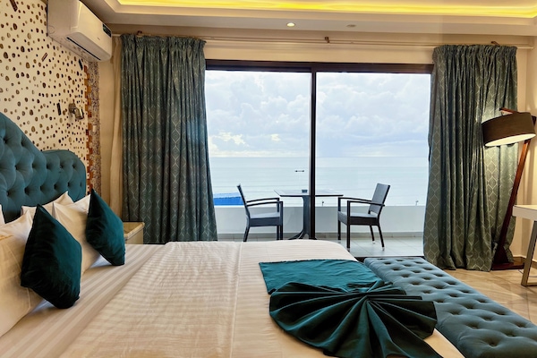 Executive Suite | 1 bedroom, premium bedding, in-room safe, desk