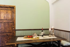 Apartment, 4 Bedrooms | In-room dining