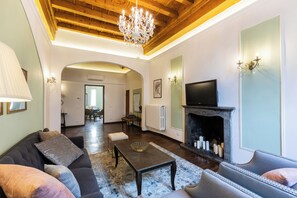 Departamento, 4 habitaciones | Área de sala de estar | Televisión de pantalla plana de 21 pulgadas con canales digitales 
