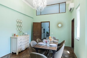 Appartement, 4 chambres | Repas dans la chambre