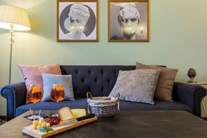 Apartment, 4 Schlafzimmer | Wohnbereich | 21-Zoll-Flachbildfernseher mit Digitalempfang, Fernseher