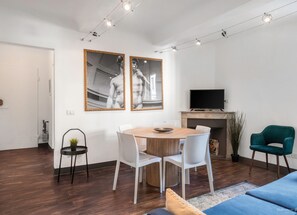 Appartement, 3 chambres | Coin séjour | Télévision à écran plat de 21 pouces avec chaßnes numériques, télévision