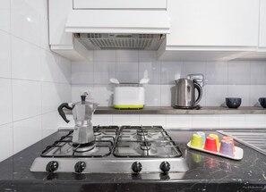 Appartement, 3 chambres | Cuisine privée | Réfrigérateur grande capacité avec congélateur, four à micro-ondes