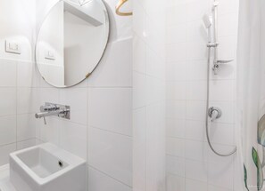 Apartamento, 3 quartos | Banheiro | Banheira e chuveiro separados, secador de cabelo, bidê, toalhas de banho