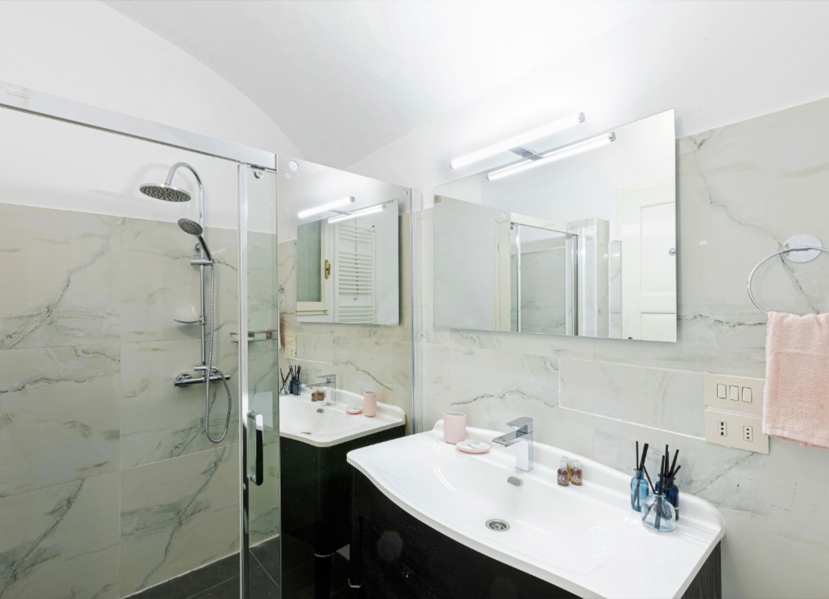 Apartment, 2 Bedrooms | Bathroom | Shower, hair dryer, bidet, towels