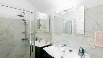 Apartment, 2 Bedrooms | Bathroom | Shower, hair dryer, bidet, towels