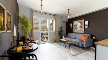Departamento de diseñador, 1 habitación, balcón, vista a la ciudad | Área de sala de estar | Televisión de pantalla plana de 21 pulgadas con canales digitales