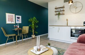 Appartement, 1 chambre, balcon, vue sur la ville | Cuisine privée | Réfrigérateur, four à micro-ondes, un four, surface de cuisson