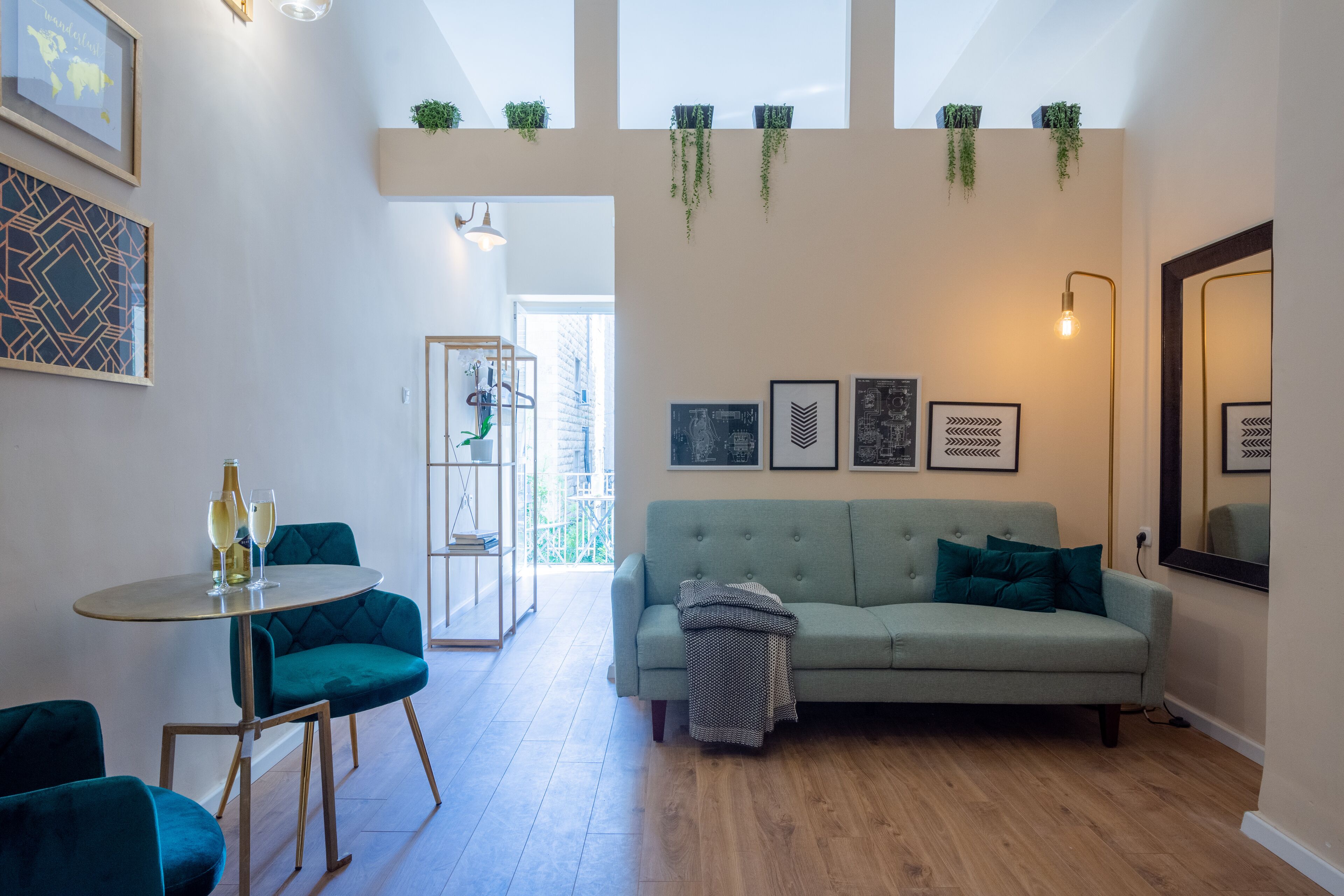 Departamento, 1 habitación, balcón, vista a la ciudad | Área de sala de estar | Televisión de pantalla plana de 21 pulgadas con canales digitales 