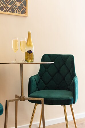 Apartment, 1 Schlafzimmer, Balkon, Stadtblick | Wohnbereich | 21-Zoll-Flachbildfernseher mit Digitalempfang, Fernseher