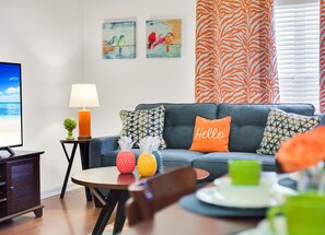 ลักซ์ชัวรี่วิลล่า, 4 ห้องนอน, วิวสวนหย่อม | บริเวณนั่งเล่น | ทีวีจอแบน 21 นิ้ว พร้อมช่องดิจิตอล, ทีวี