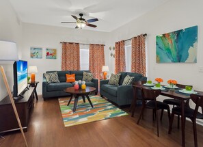 奢华别墅, 4 间卧室, 庭院景观 | 起居区 | 21-英寸纯平电视 （配备数码频道）、电视