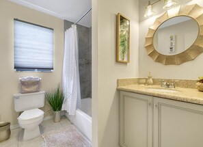 Villa Deluxe, 2 chambres, accès piscine | Salle de bain | Baignoire et douche séparées, articles de toilette gratuits