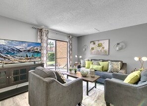 Villa – deluxe, 2 soverom, adgang til basseng | Oppholdsområde | En 21-tommers Flatskjerm-TV med digitale kanaler samt TV