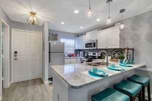 Deluxe villa, 2 hálószobával, hozzáférés a medencéhez | Privát konyha | Nagyméretű hűtő/fagyasztó, mikrohullámú sütő, sütő és főzőlap