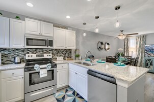 Deluxe villa, 2 hálószobával, hozzáférés a medencéhez | Privát konyha | Nagyméretű hűtő/fagyasztó, mikrohullámú sütő, sütő és főzőlap