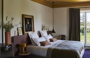 Phòng Deluxe | Két bảo mật tại phòng, trang trí khác biệt 