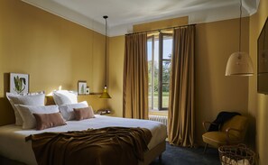 In-room safe, individually decorated, individually furnished, desk - Les Maisons de Campagne – Maison du Val (Saint-Germain-en-Laye)