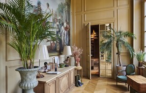 Coin salon dans le hall