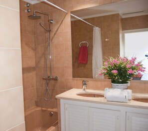 Bathtub, hair dryer, towels - Villa 100 meters from the sea, in the Platja de Pals Golf Club. A/C (Pals)